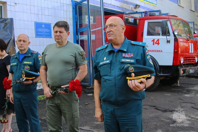 В 17 пожарно-спасательной части Макеевки состоялось открытие памятной мемориальной доски погибшим при исполнении служебного долга сотрудникам МЧС ДНР