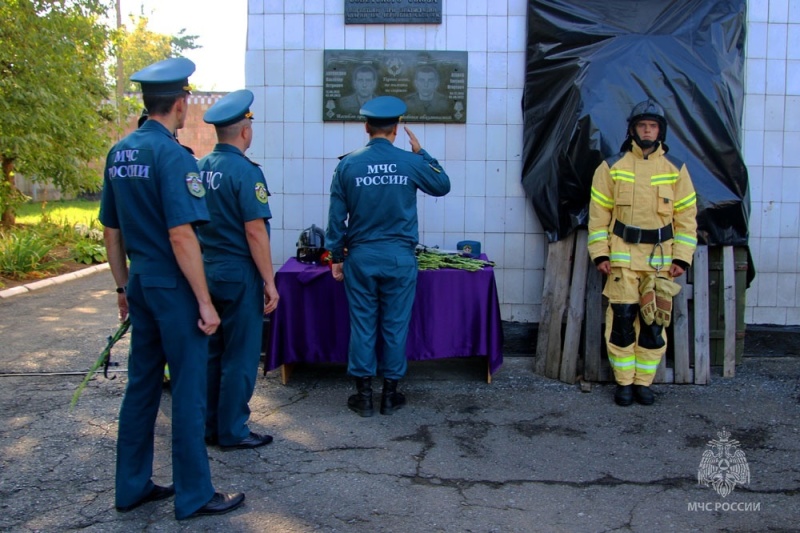 В 17 пожарно-спасательной части Макеевки состоялось открытие памятной мемориальной доски погибшим при исполнении служебного долга сотрудникам МЧС ДНР