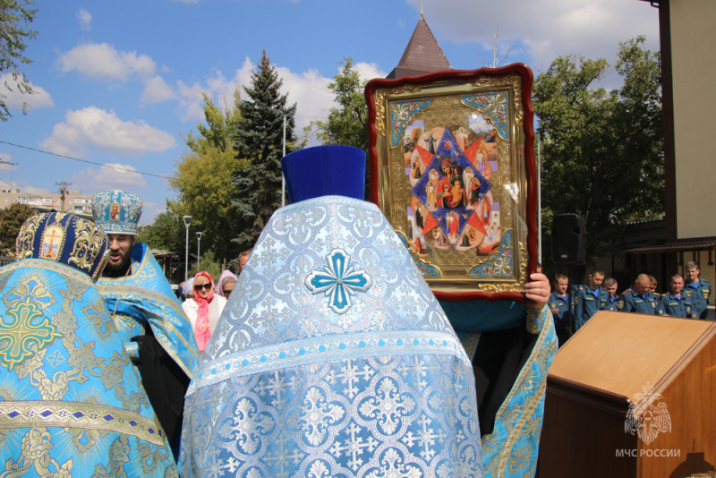 «Богу – хвала, ближнему защита»: День иконы Божией Матери «Неопалимая Купина»