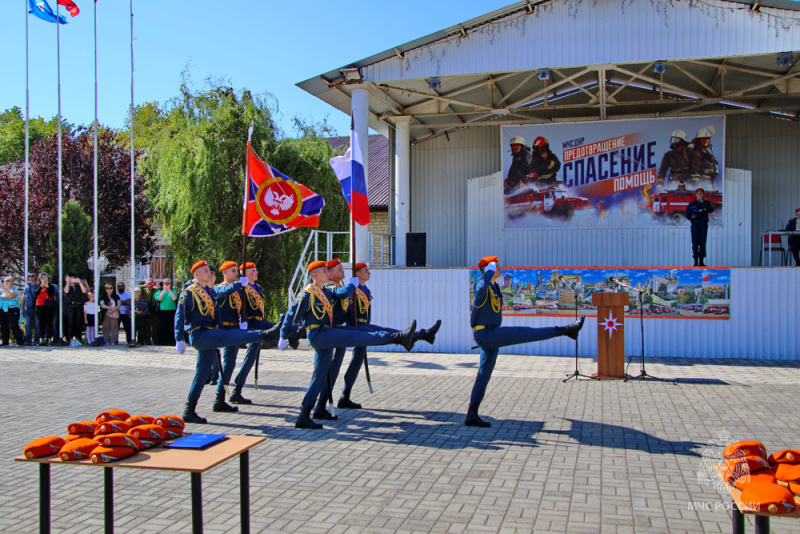 «Служу России, служу народу!»: курсанты Донецкого института противопожарной службы МЧС России произнесли слова Присяги