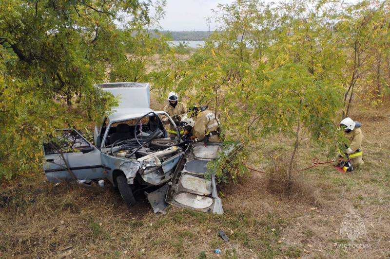 Сотрудники МЧС пгт Старобешево оказали помощь при ДТП