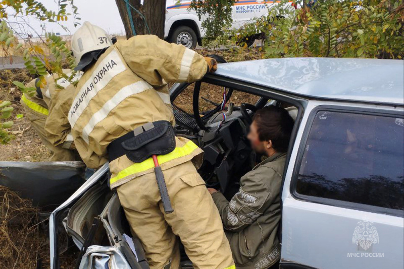 Сотрудники МЧС пгт Старобешево оказали помощь при ДТП