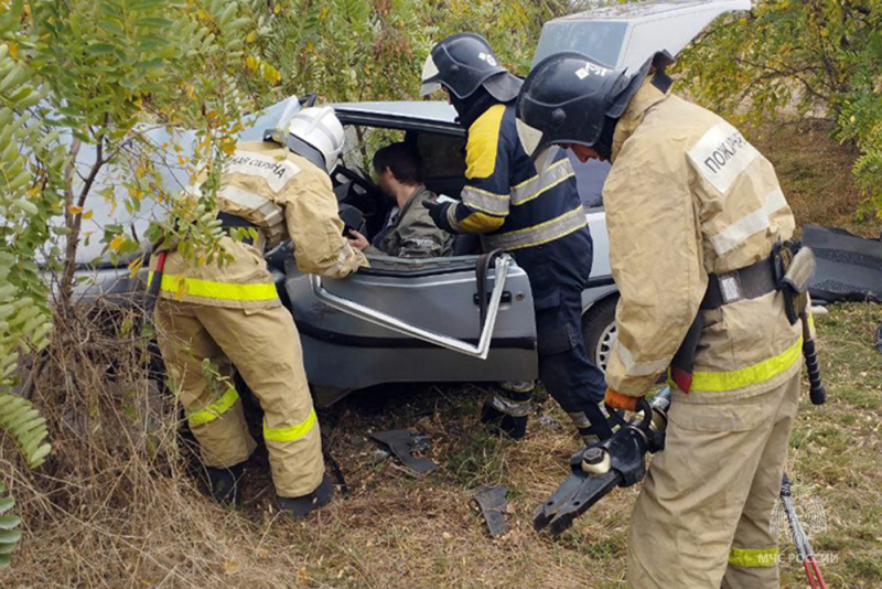 Сотрудники МЧС пгт Старобешево оказали помощь при ДТП