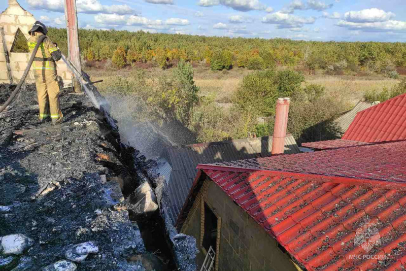 В Петровском районе Донецка сотрудниками МЧС ликвидирован пожар в частном доме из-за обстрела