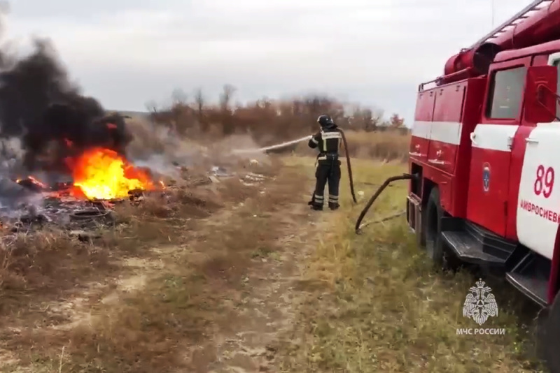 Сотрудники МЧС ликвидировали горение сухой травы и мусора в Амвросиевском районе