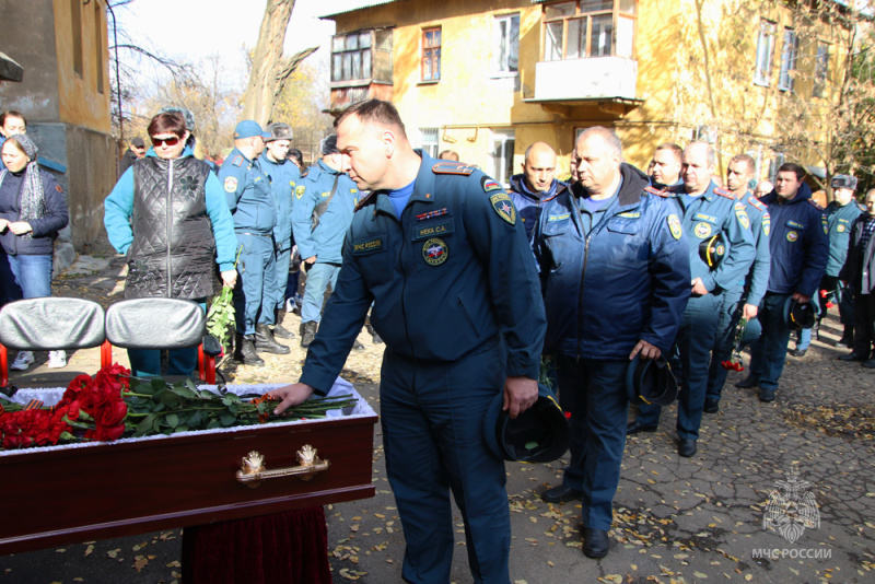 В Донецке состоялась траурная церемония прощания с погибшим в результате обстрела сотрудником 9 пожарно-спасательной части