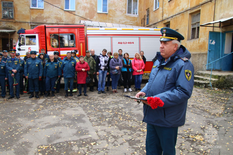 В Донецке состоялась траурная церемония прощания с погибшим в результате обстрела сотрудником 9 пожарно-спасательной части