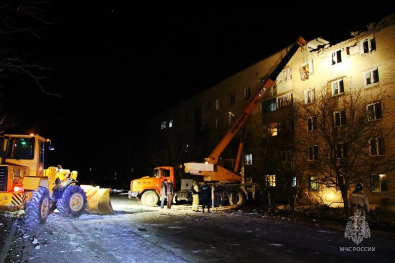 В Докучаевске сотрудники МЧС извлекли из-под завалов пятиэтажного дома двоих погибших в результате обстрела