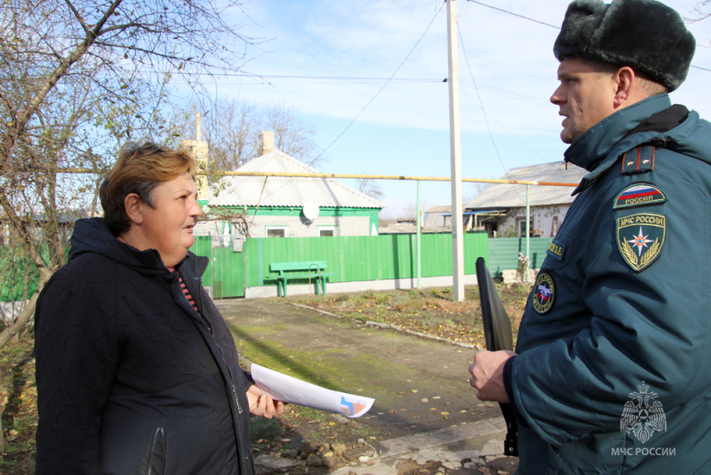 Безопасная эксплуатация печи: профилактический рейд в Волновахе