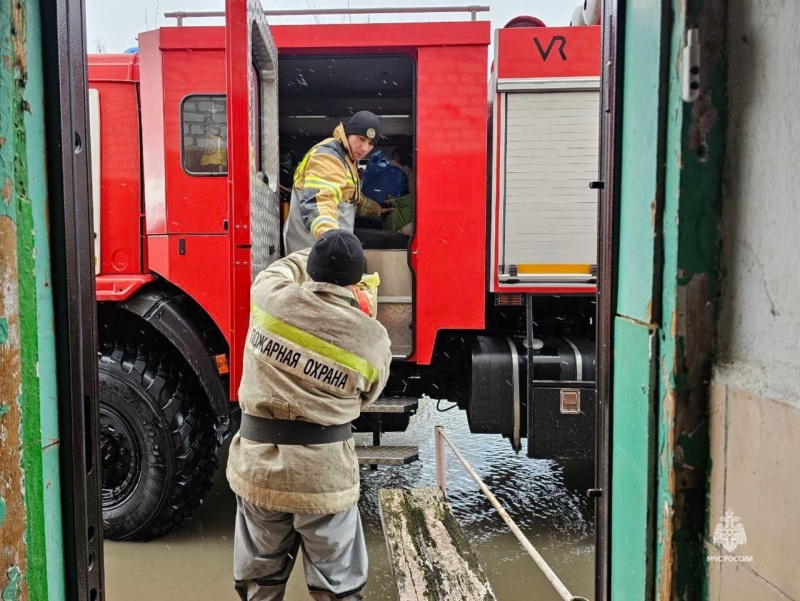 «Большая вода»: вчера сотрудники МЧС эвакуировали из подтопленных домов на юге Республики 53 человека