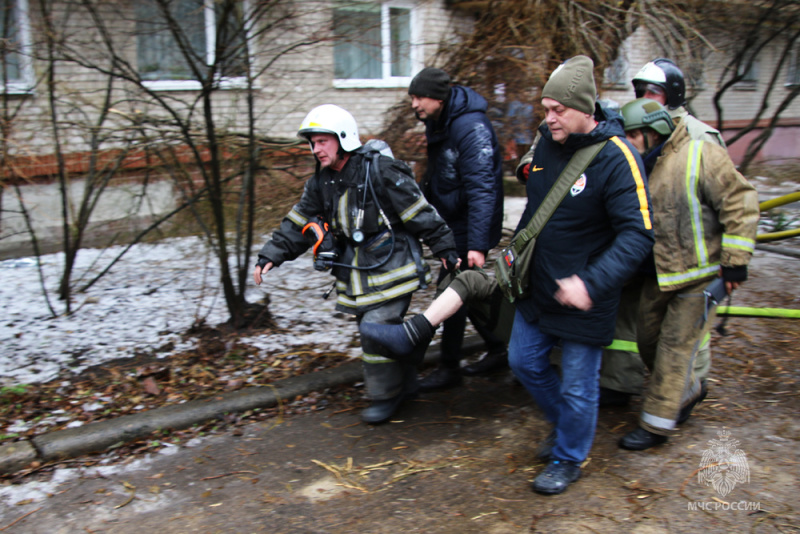 Подразделения МЧС спасли трех человек на пожаре в Киевском районе Донецка