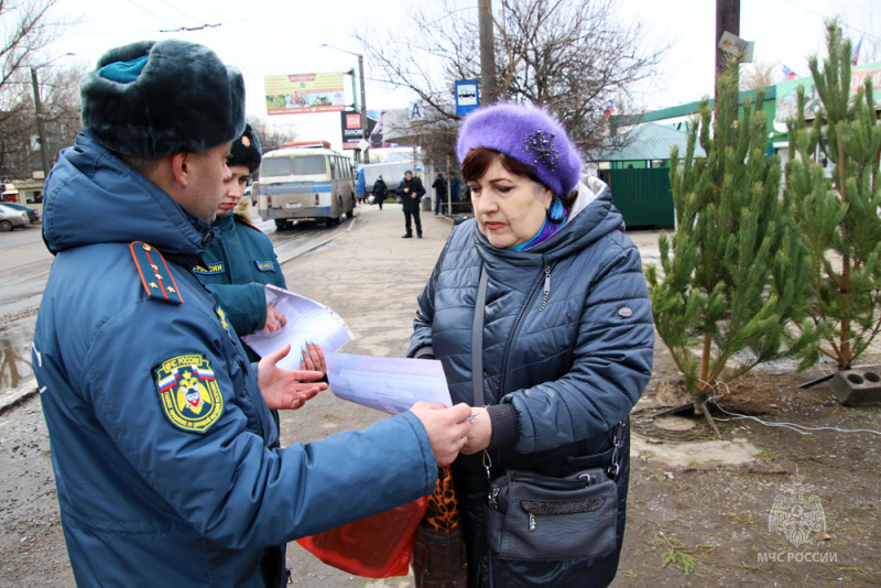 Безопасный Новый год: сотрудники МЧС провели профилактический рейд в Харцызске