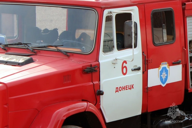 Сотрудники МЧС спасли шесть человек на пожаре в Петровском районе Донецка