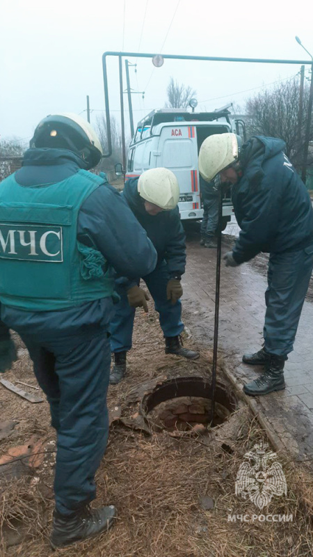 В Петровском районе Донецка сотрудники МЧС спасли собаку упавшую в водопроводный колодец