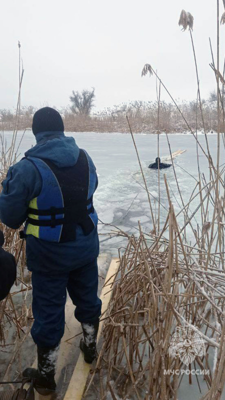 Водолазы МЧС России по ДНР обнаружили утонувшего в пруду рыбака в Луганской Народной Республике