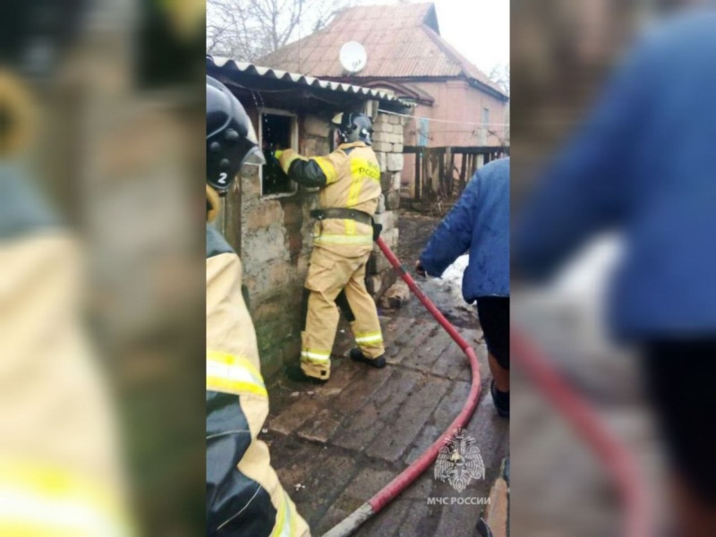 В городе Снежное сотрудниками МЧС ликвидирован пожар в частном доме