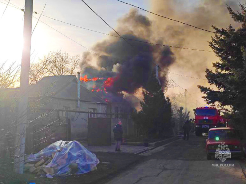 Горловские пожарные ликвидировали горение в частном доме