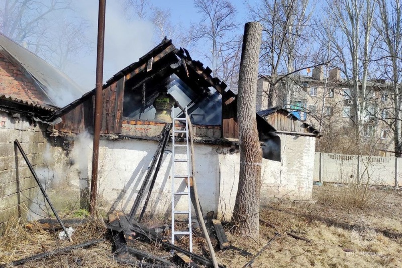 В Петровском районе Донецка сотрудники МЧС России ликвидировали пожар в результате попадания ВОП