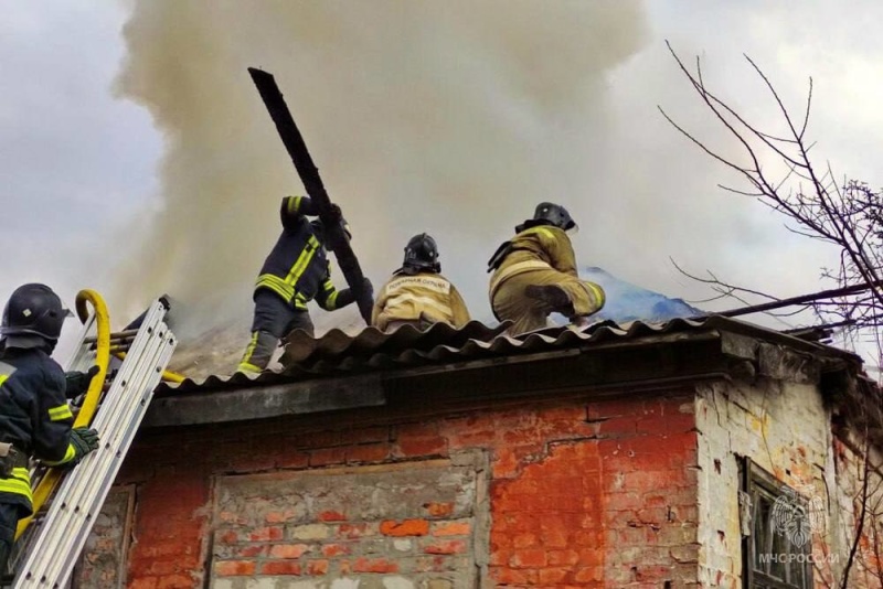 В Енакиево огнеборцы ликвидировали пожар в частном доме