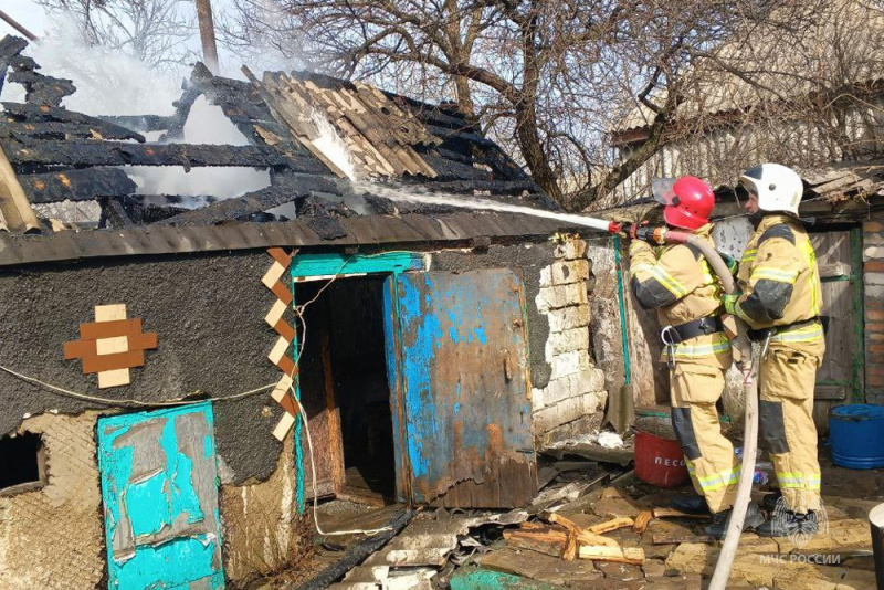 Огнеборцы г. Снежное ликвидировали пожар в частном секторе