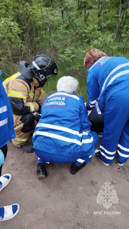 В Енакиево сотрудники МЧС России спасли мужчину, попавшего в ДТП