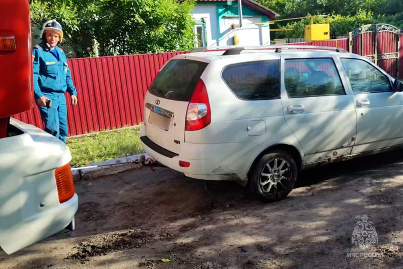 В городе Снежное сотрудники МЧС России оказали помощь в извлечении легкового автомобиля