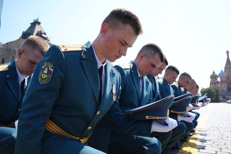 На Красной площади выпускники Донецкого института ГПС МЧС России получили дипломы об образовании