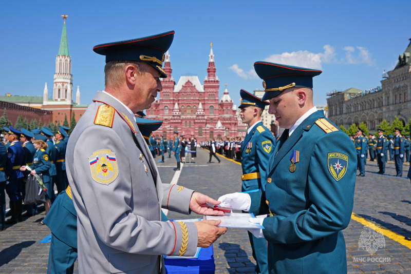 На Красной площади выпускники Донецкого института ГПС МЧС России получили дипломы об образовании