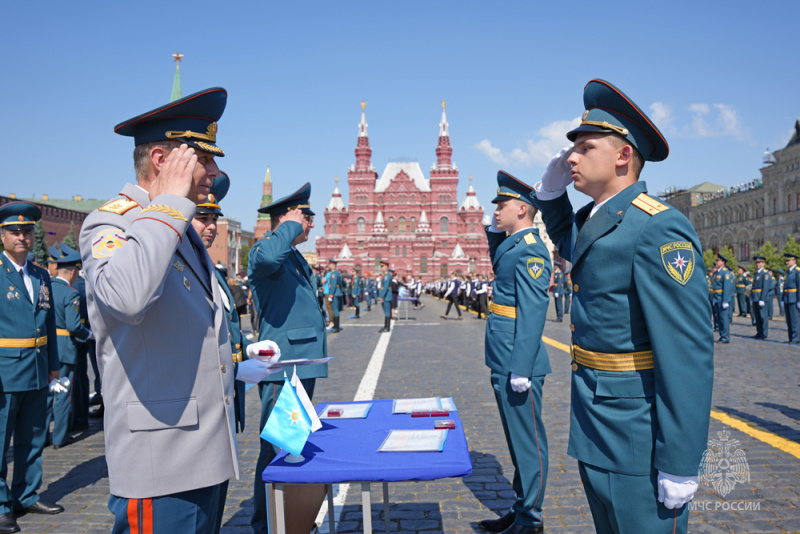 На Красной площади выпускники Донецкого института ГПС МЧС России получили дипломы об образовании