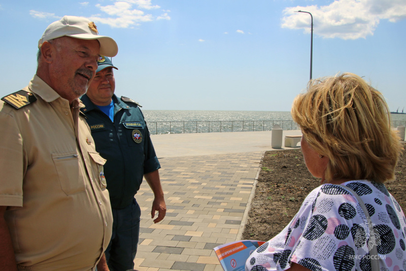 «Хорошо море с берега»: профилактический рейд в Мариуполе