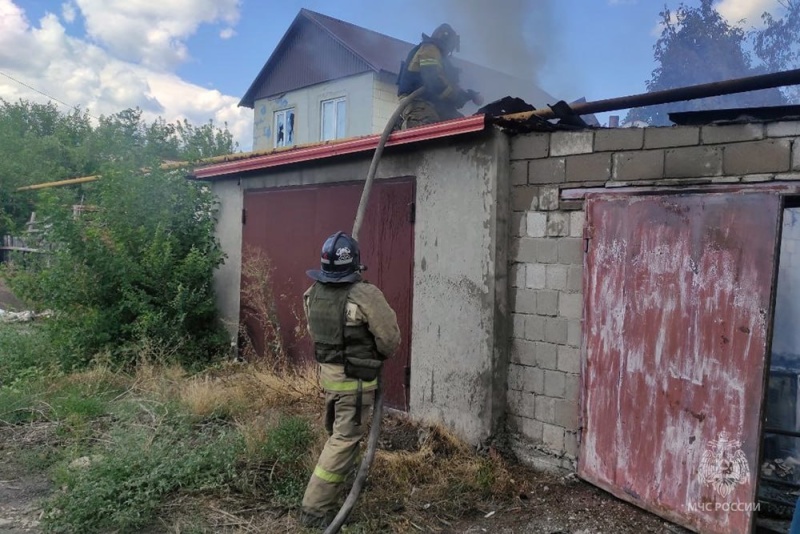 В Донецке огнеборцы МЧС России ликвидировали пожар из-за обстрела