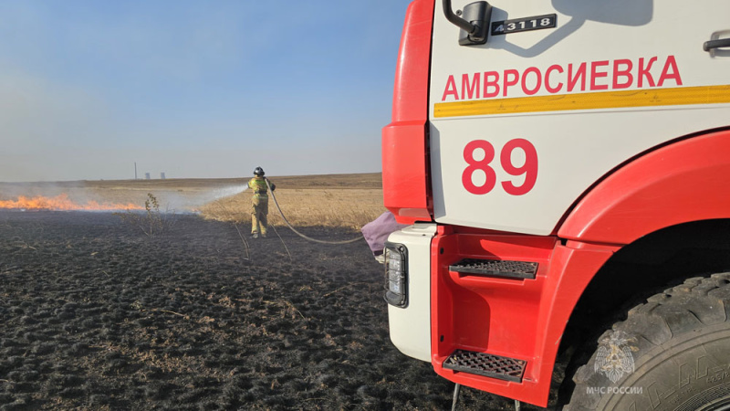 Сотрудники МЧС России ликвидировали крупный пожар в Амвросиевском районе